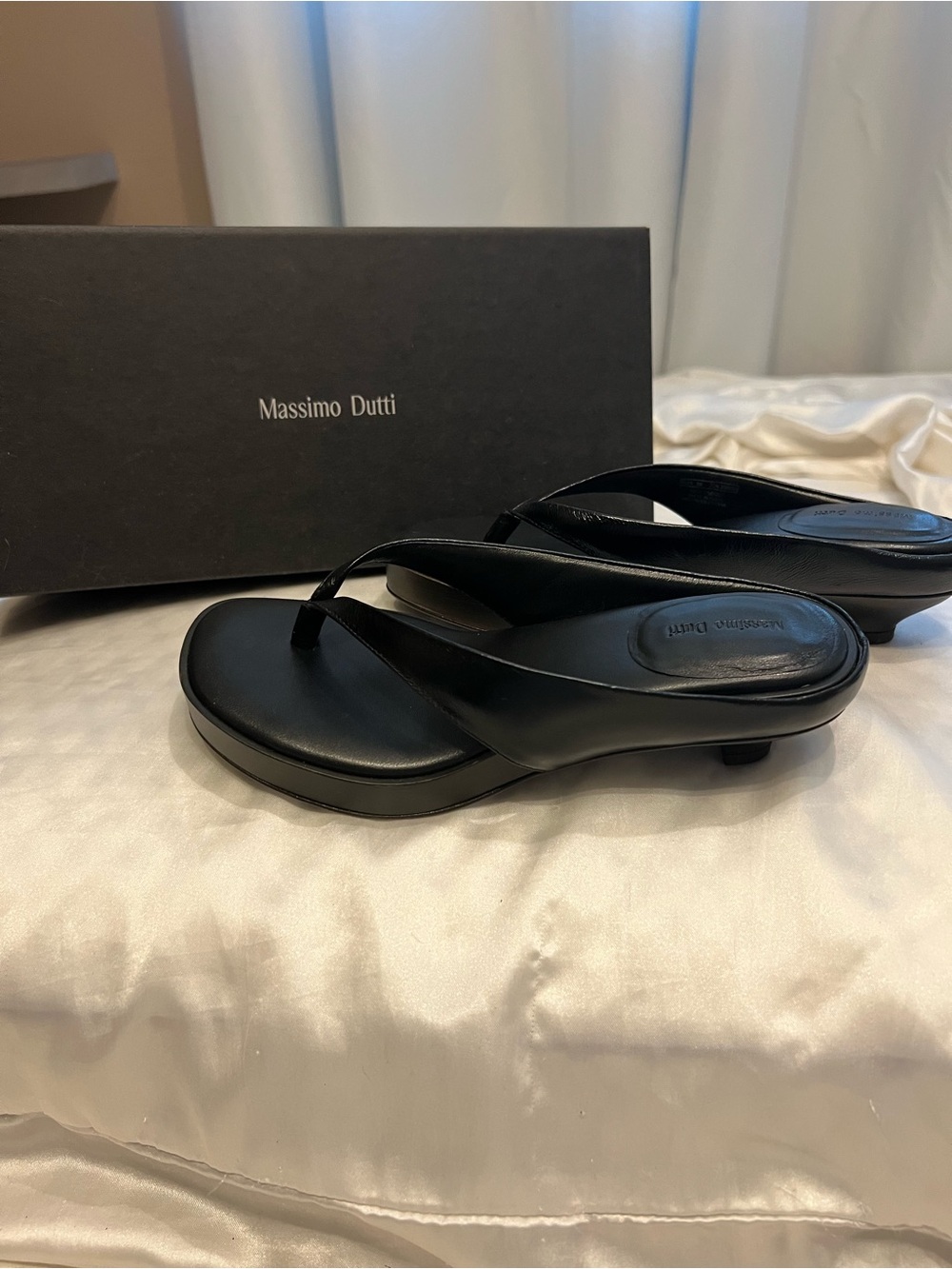 Massimo Dutti Black Leather Thong Sandals with Low Heel